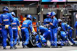 Alpine F1 Team makes a pit stop. 30.10.2022. Formula 1 World Championship, Rd 20, Mexican Grand Prix, Mexico City, Mexico, Race Day.