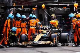 Lando Norris (GBR) McLaren MCL36 makes a pit stop. 30.10.2022. Formula 1 World Championship, Rd 20, Mexican Grand Prix, Mexico City, Mexico, Race Day.