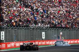 George Russell (GBR) Mercedes AMG F1 W13 locks up under braking ahead of Max Verstappen (NLD) Red Bull Racing RB18. 29.10.2022. Formula 1 World Championship, Rd 20, Mexican Grand Prix, Mexico City, Mexico, Qualifying Day.