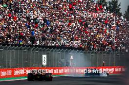 George Russell (GBR) Mercedes AMG F1 W13 locks up under braking ahead of Max Verstappen (NLD) Red Bull Racing RB18. 29.10.2022. Formula 1 World Championship, Rd 20, Mexican Grand Prix, Mexico City, Mexico, Qualifying Day.