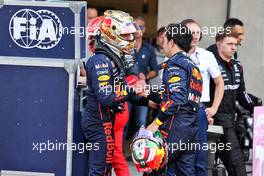 (L to R): Max Verstappen (NLD) Red Bull Racing celebrates his pole position in qualifying parc ferme with team mate Sergio Perez (MEX) Red Bull Racing. 29.10.2022. Formula 1 World Championship, Rd 20, Mexican Grand Prix, Mexico City, Mexico, Qualifying Day.