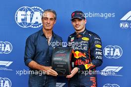 Max Verstappen (NLD) Red Bull Racing (Right) receives the Pirelli Pole Position Award from Carlos Slim Domit (MEX) Chairman of America Movil. 29.10.2022. Formula 1 World Championship, Rd 20, Mexican Grand Prix, Mexico City, Mexico, Qualifying Day.