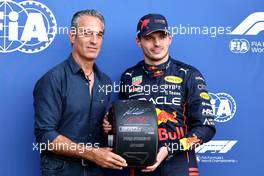 Carlos Slim Domit (MEX) Chairman of America Movil. with Pole position for Max Verstappen (NLD) Red Bull Racing. 29.10.2022. Formula 1 World Championship, Rd 20, Mexican Grand Prix, Mexico City, Mexico, Qualifying Day.