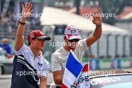(L to R): Yuki Tsunoda (JPN) AlphaTauri and Pierre Gasly (FRA) AlphaTauri on the drivers parade. 30.10.2022. Formula 1 World Championship, Rd 20, Mexican Grand Prix, Mexico City, Mexico, Race Day.