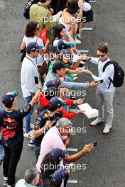 Nyck de Vries (NLD) Mercedes AMG F1 Test and Reserve Driver with fans. 30.10.2022. Formula 1 World Championship, Rd 20, Mexican Grand Prix, Mexico City, Mexico, Race Day.