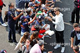 Pierre Gasly (FRA) AlphaTauri with fans. 30.10.2022. Formula 1 World Championship, Rd 20, Mexican Grand Prix, Mexico City, Mexico, Race Day.