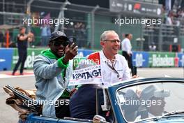 (L to R): will.i.am (USA) Black Eyed Peas with Stefano Domenicali (ITA) Formula One President and CEO on the drivers parade. 30.10.2022. Formula 1 World Championship, Rd 20, Mexican Grand Prix, Mexico City, Mexico, Race Day.