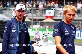 (L to R): Nicholas Latifi (CDN) Williams Racing and Alexander Albon (THA) Williams Racing on the drivers parade. 30.10.2022. Formula 1 World Championship, Rd 20, Mexican Grand Prix, Mexico City, Mexico, Race Day.