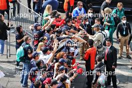 Sebastian Vettel (GER) Aston Martin F1 Team with fans. 30.10.2022. Formula 1 World Championship, Rd 20, Mexican Grand Prix, Mexico City, Mexico, Race Day.