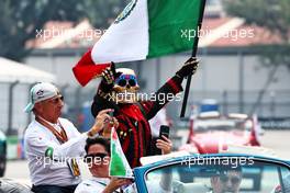 (L to R): Jo Ramirez (MEX) with Day of the Dead Skeleton on the drivers parade. 30.10.2022. Formula 1 World Championship, Rd 20, Mexican Grand Prix, Mexico City, Mexico, Race Day.