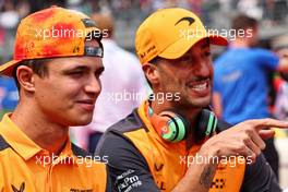 (L to R): Lando Norris (GBR) McLaren and Daniel Ricciardo (AUS) McLaren on the drivers parade. 30.10.2022. Formula 1 World Championship, Rd 20, Mexican Grand Prix, Mexico City, Mexico, Race Day.
