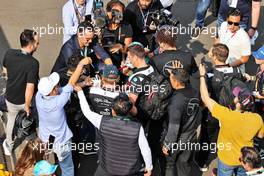 Valtteri Bottas (FIN) Alfa Romeo F1 Team with fans. 30.10.2022. Formula 1 World Championship, Rd 20, Mexican Grand Prix, Mexico City, Mexico, Race Day.