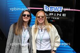 (L to R): Abbi Pulling (GBR) Alpine Affiliate with Alice Powell (GBR) Alpine Academy Talent Identification & Development Mentor. 30.10.2022. Formula 1 World Championship, Rd 20, Mexican Grand Prix, Mexico City, Mexico, Race Day.