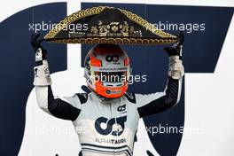 Yuki Tsunoda (JPN) AlphaTauri with a sombrero hat. 27.10.2022. Formula 1 World Championship, Rd 20, Mexican Grand Prix, Mexico City, Mexico, Preparation Day.