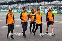 Lando Norris (GBR) McLaren walks the circuit with the team. 27.10.2022. Formula 1 World Championship, Rd 20, Mexican Grand Prix, Mexico City, Mexico, Preparation Day.