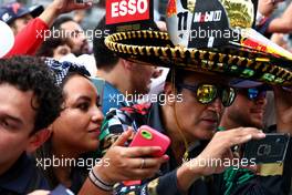 Circuit atmosphere - fans in the pits. 27.10.2022. Formula 1 World Championship, Rd 20, Mexican Grand Prix, Mexico City, Mexico, Preparation Day.