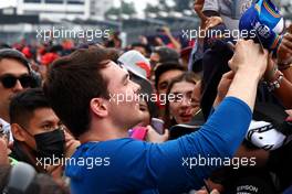 Pato O'Ward (MEX) McLaren Test Driver signs autographs for the fans. 27.10.2022. Formula 1 World Championship, Rd 20, Mexican Grand Prix, Mexico City, Mexico, Preparation Day.