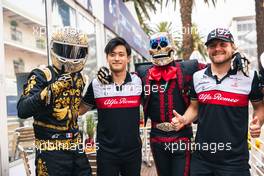 (L to R): Mario Achi (MEX); Guanyu Zhou (CHN) Alfa Romeo F1 Team; a Day of the Dead Skeleton; and Valtteri Bottas (FIN) Alfa Romeo F1 Team. 27.10.2022. Formula 1 World Championship, Rd 20, Mexican Grand Prix, Mexico City, Mexico, Preparation Day.