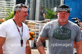 (L to R): Mark Blundell (GBR) with Paul Tracy (CDN). 27.10.2022. Formula 1 World Championship, Rd 20, Mexican Grand Prix, Mexico City, Mexico, Preparation Day.