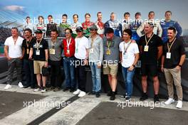 Former IndyCar Cart era drivers taking part in the F1 supporting Freightliner Legends Cup race (L to R): Mark Blundell (GBR); Roberto Gonzalez (MEX); Alex Tagliani (ITA); Mario Dominguez (MEX); Adrian Fernandez (MEX); Michel Jourdain Jr (MEX); Paul Tracy (CDN); Bruno Junqueira (BRA); Luis Diaz (MEX); Max Papis (ITA); Casey Mears (USA). 27.10.2022.  27.10.2022. Formula 1 World Championship, Rd 20, Mexican Grand Prix, Mexico City, Mexico, Preparation Day.