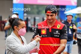 Carlos Sainz Jr (ESP) Ferrari signs autographs for the fans. 27.10.2022. Formula 1 World Championship, Rd 20, Mexican Grand Prix, Mexico City, Mexico, Preparation Day.