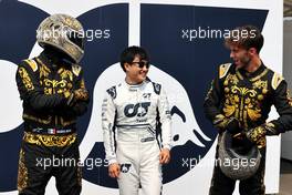 (L to R): Mario Achi (MEX) with Yuki Tsunoda (JPN) AlphaTauri and 'Mario Achi (MEX)' - Pierre Gasly (FRA) AlphaTauri. 27.10.2022. Formula 1 World Championship, Rd 20, Mexican Grand Prix, Mexico City, Mexico, Preparation Day.