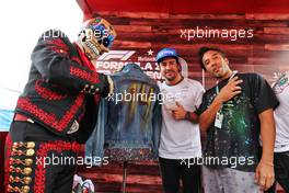 (L to R): Day of the Dead Skeleton with Fernando Alonso (ESP) Alpine F1 Team and Jimmy Pierce, Urban Artist - spray painted jacket. 27.10.2022. Formula 1 World Championship, Rd 20, Mexican Grand Prix, Mexico City, Mexico, Preparation Day.