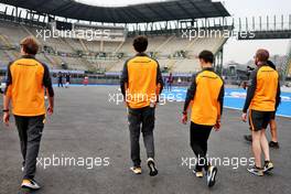 Lando Norris (GBR) McLaren walks the circuit with the team. 27.10.2022. Formula 1 World Championship, Rd 20, Mexican Grand Prix, Mexico City, Mexico, Preparation Day.
