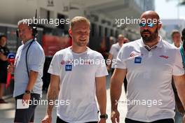 Kevin Magnussen (DEN) Haas F1 Team with Stuart Morrison (GBR) Haas F1 Team Head of Communications. 06.05.2022. Formula 1 World Championship, Rd 5, Miami Grand Prix, Miami, Florida, USA, Practice Day.