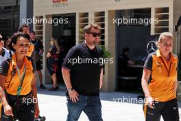 James Corden (GBR) Actor with Sophie Ogg (GBR) McLaren Communications Director (Right). 06.05.2022. Formula 1 World Championship, Rd 5, Miami Grand Prix, Miami, Florida, USA, Practice Day.
