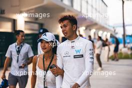 Alexander Albon (THA) Williams Racing with his girlfriend Muni Lily He (CHN) Professional Golfer.  06.05.2022. Formula 1 World Championship, Rd 5, Miami Grand Prix, Miami, Florida, USA, Practice Day.
