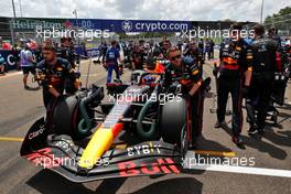 Sergio Perez (MEX) Red Bull Racing RB18 on the grid. 08.05.2022. Formula 1 World Championship, Rd 5, Miami Grand Prix, Miami, Florida, USA, Race Day.