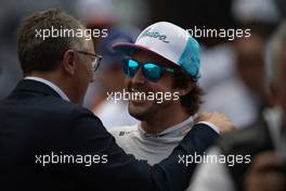(L to R): Stefano Domenicali (ITA) Formula One President and CEO with Fernando Alonso (ESP) Alpine F1 Team on the grid. 08.05.2022. Formula 1 World Championship, Rd 5, Miami Grand Prix, Miami, Florida, USA, Race Day.