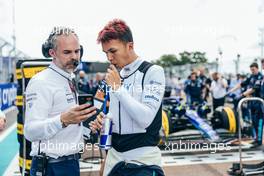 Alexander Albon (THA) Williams Racing with James Urwin (GBR) Williams Racing Race Engineer on the grid. 08.05.2022. Formula 1 World Championship, Rd 5, Miami Grand Prix, Miami, Florida, USA, Race Day.
