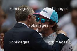 (L to R): Stefano Domenicali (ITA) Formula One President and CEO with Fernando Alonso (ESP) Alpine F1 Team on the grid. 08.05.2022. Formula 1 World Championship, Rd 5, Miami Grand Prix, Miami, Florida, USA, Race Day.