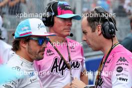(L to R): Fernando Alonso (ESP) Alpine F1 Team with Karel Loos (BEL) Alpine F1 Team Race Engineer on the grid. 08.05.2022. Formula 1 World Championship, Rd 5, Miami Grand Prix, Miami, Florida, USA, Race Day.