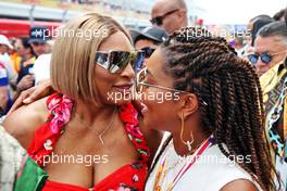 (L to R): Serena Williams (USA) Tennis Player and sister Venus Williams (USA) Tennis player on the grid. 08.05.2022. Formula 1 World Championship, Rd 5, Miami Grand Prix, Miami, Florida, USA, Race Day.