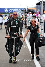 Lewis Hamilton (GBR) Mercedes AMG F1 and Angela Cullen (NZL) Mercedes AMG F1 Physiotherapist on the grid. 08.05.2022. Formula 1 World Championship, Rd 5, Miami Grand Prix, Miami, Florida, USA, Race Day.
