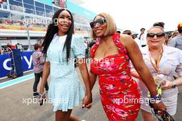 (L to R): Venus Williams (USA) Tennis player and sister Serena Williams (USA) Tennis Player on the grid. 08.05.2022. Formula 1 World Championship, Rd 5, Miami Grand Prix, Miami, Florida, USA, Race Day.