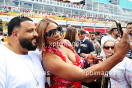 (L to R): DJ Khaled (USA) with Serena Williams (USA) Tennis Player on the grid. 08.05.2022. Formula 1 World Championship, Rd 5, Miami Grand Prix, Miami, Florida, USA, Race Day.