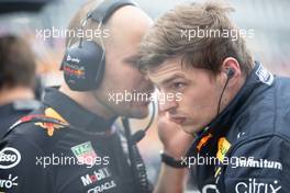 (L to R): Gianpiero Lambiase (ITA) Red Bull Racing Engineer with Max Verstappen (NLD) Red Bull Racing on the grid. 08.05.2022. Formula 1 World Championship, Rd 5, Miami Grand Prix, Miami, Florida, USA, Race Day.