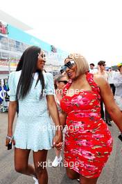 (L to R): Venus Williams (USA) Tennis player and sister Serena Williams (USA) Tennis Player on the grid. 08.05.2022. Formula 1 World Championship, Rd 5, Miami Grand Prix, Miami, Florida, USA, Race Day.