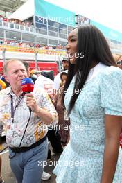(L to R): Martin Brundle (GBR) Sky Sports Commentator with Venus Williams (USA) Tennis player on the grid. 08.05.2022. Formula 1 World Championship, Rd 5, Miami Grand Prix, Miami, Florida, USA, Race Day.