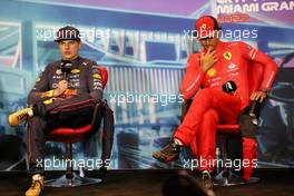 (L to R): Max Verstappen (NLD) Red Bull Racing and Carlos Sainz Jr (ESP) Ferrari in the post race FIA Press Conference. 08.05.2022. Formula 1 World Championship, Rd 5, Miami Grand Prix, Miami, Florida, USA, Race Day.
