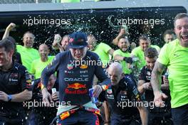 Race winner Max Verstappen (NLD) Red Bull Racing celebrates with the team. 08.05.2022. Formula 1 World Championship, Rd 5, Miami Grand Prix, Miami, Florida, USA, Race Day.