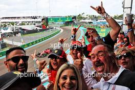 Ferrari fans and Carlos Sainz Jr (ESP) Ferrari F1-75. 08.05.2022. Formula 1 World Championship, Rd 5, Miami Grand Prix, Miami, Florida, USA, Race Day.