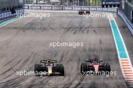 (L to R): Max Verstappen (NLD) Red Bull Racing RB18 overtakes Charles Leclerc (MON) Ferrari F1-75 to lead the race. 08.05.2022. Formula 1 World Championship, Rd 5, Miami Grand Prix, Miami, Florida, USA, Race Day.