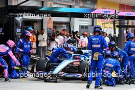 Fernando Alonso (ESP) Alpine F1 Team A522 makes a pit stop. 08.05.2022. Formula 1 World Championship, Rd 5, Miami Grand Prix, Miami, Florida, USA, Race Day.