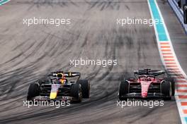Max Verstappen (NLD) Red Bull Racing RB18 and Carlos Sainz Jr (ESP) Ferrari F1-75 battle for position. 08.05.2022. Formula 1 World Championship, Rd 5, Miami Grand Prix, Miami, Florida, USA, Race Day.