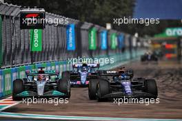 (L to R): George Russell (GBR) Mercedes AMG F1 W13 and Alexander Albon (THA) Williams Racing FW44 battle for position. 08.05.2022. Formula 1 World Championship, Rd 5, Miami Grand Prix, Miami, Florida, USA, Race Day.